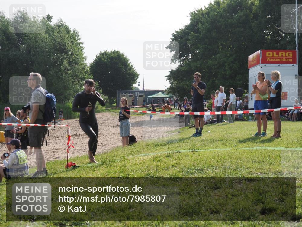 15.06.2025 - 27. Vierlanden-Triathlon KatJ http://msf.ph/oto/7985807 15.06.2025 08:59:57 Schwimmen 241 meine-sportfotos.de