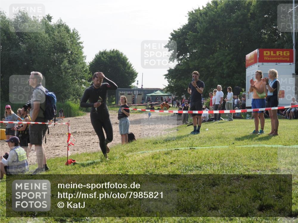 15.06.2025 - 27. Vierlanden-Triathlon KatJ http://msf.ph/oto/7985821 15.06.2025 08:59:57 Schwimmen 241 meine-sportfotos.de