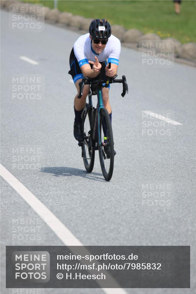 15.06.2025 - 27. Vierlanden-Triathlon H.Heesch http://msf.ph/oto/7985832 15.06.2025 11:32:39 Radfahren 716 meine-sportfotos.de