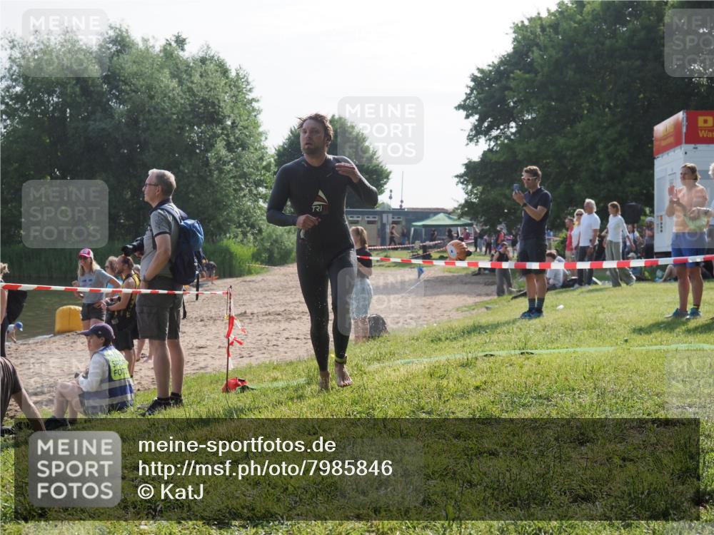 15.06.2025 - 27. Vierlanden-Triathlon KatJ http://msf.ph/oto/7985846 15.06.2025 08:59:58 Schwimmen 241 meine-sportfotos.de