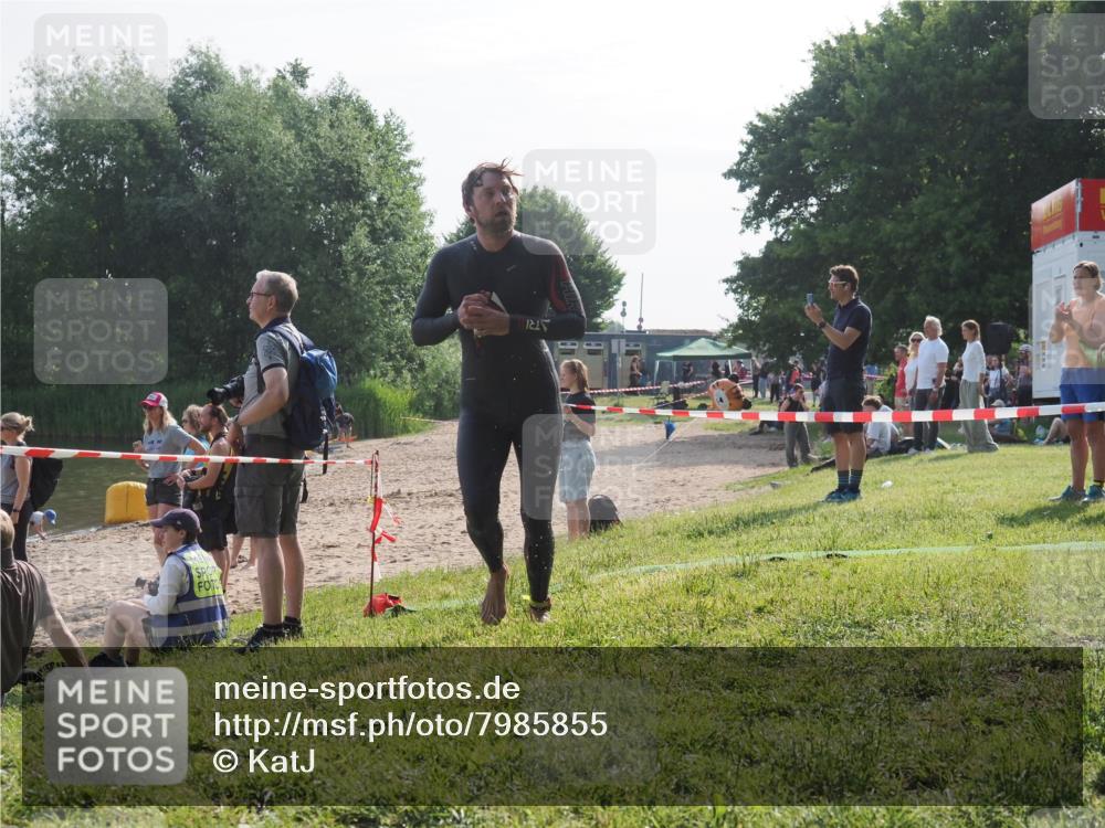 15.06.2025 - 27. Vierlanden-Triathlon KatJ http://msf.ph/oto/7985855 15.06.2025 08:59:58 Schwimmen 241 meine-sportfotos.de