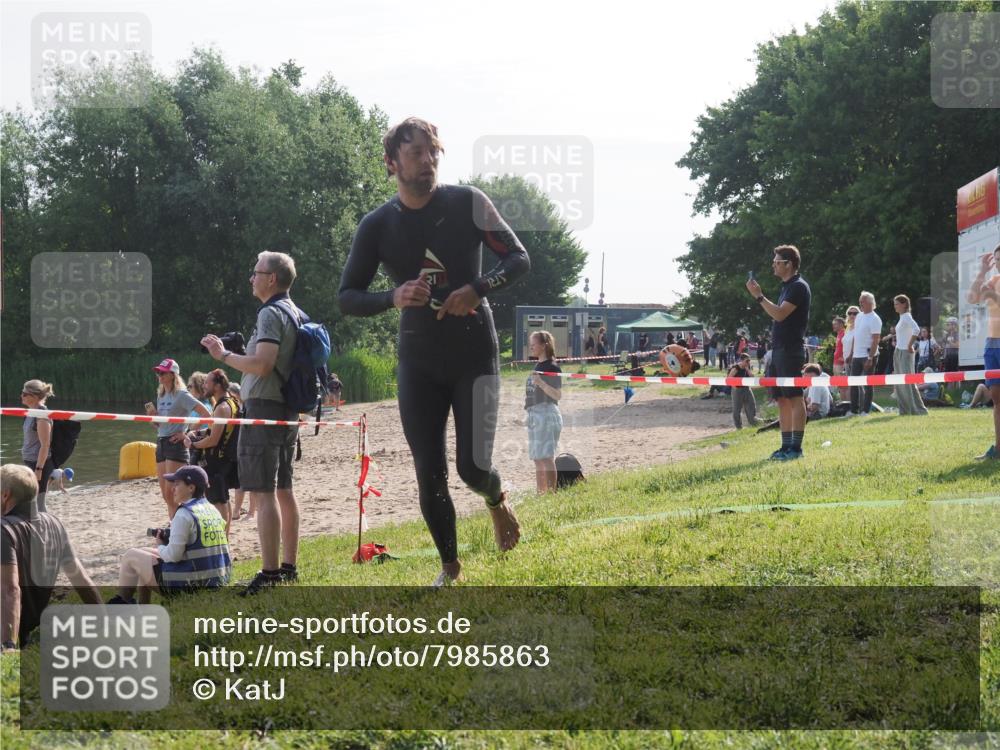15.06.2025 - 27. Vierlanden-Triathlon KatJ http://msf.ph/oto/7985863 15.06.2025 08:59:59 Schwimmen 241 meine-sportfotos.de