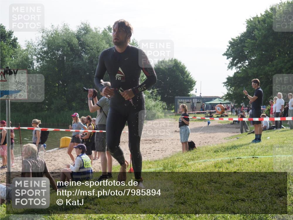15.06.2025 - 27. Vierlanden-Triathlon KatJ http://msf.ph/oto/7985894 15.06.2025 08:59:59 Schwimmen 241 meine-sportfotos.de