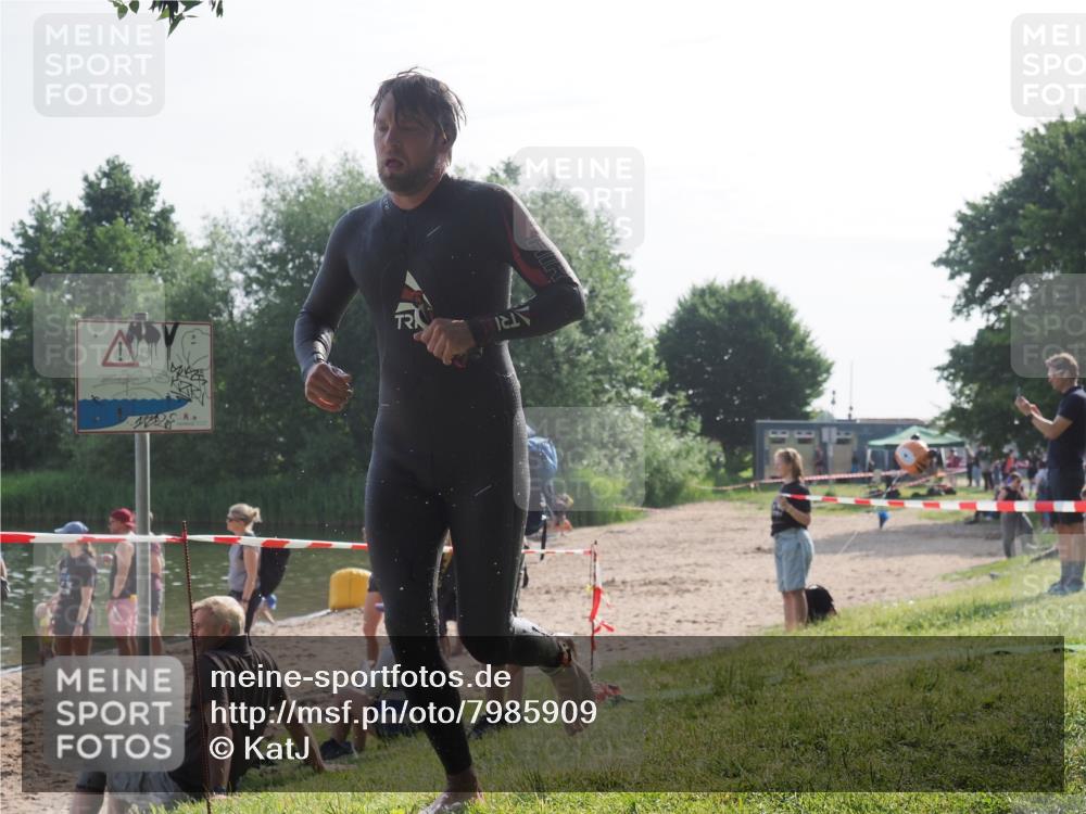 15.06.2025 - 27. Vierlanden-Triathlon KatJ http://msf.ph/oto/7985909 15.06.2025 08:59:59 Schwimmen 241 meine-sportfotos.de