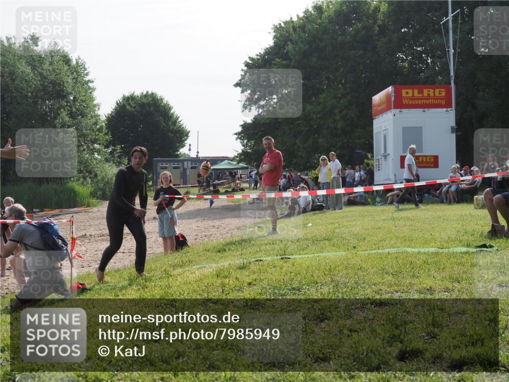 15.06.2025 - 27. Vierlanden-Triathlon KatJ http://msf.ph/oto/7985949 15.06.2025 09:00:43 Schwimmen 58 meine-sportfotos.de