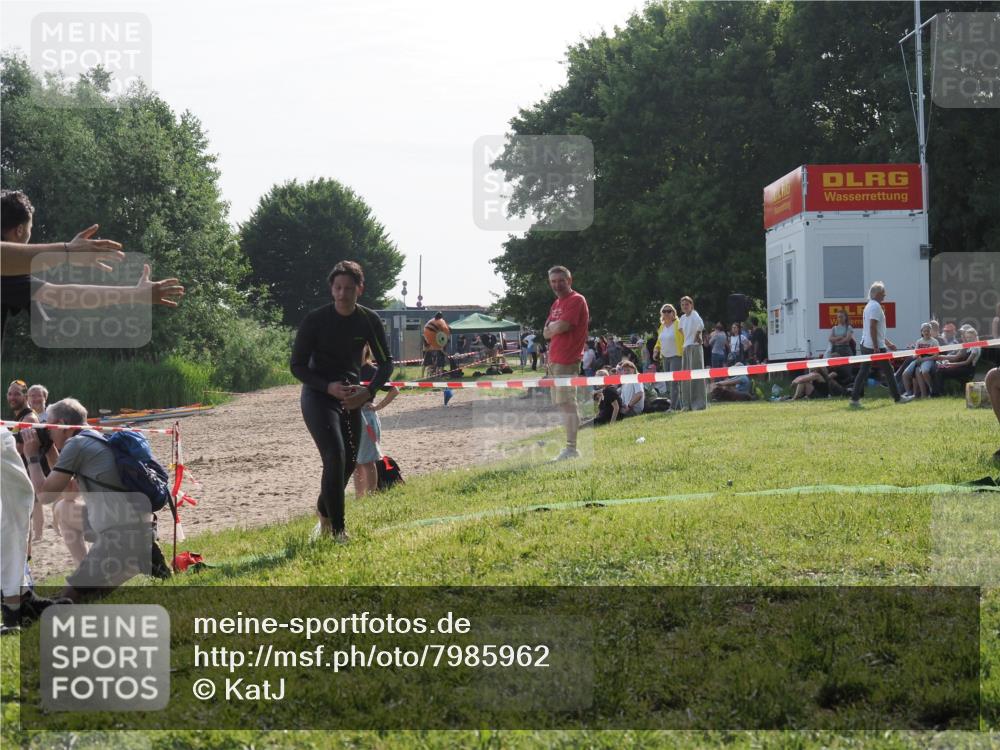 15.06.2025 - 27. Vierlanden-Triathlon KatJ http://msf.ph/oto/7985962 15.06.2025 09:00:44 Schwimmen 58 meine-sportfotos.de