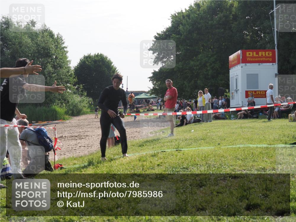 15.06.2025 - 27. Vierlanden-Triathlon KatJ http://msf.ph/oto/7985986 15.06.2025 09:00:44 Schwimmen 58 meine-sportfotos.de