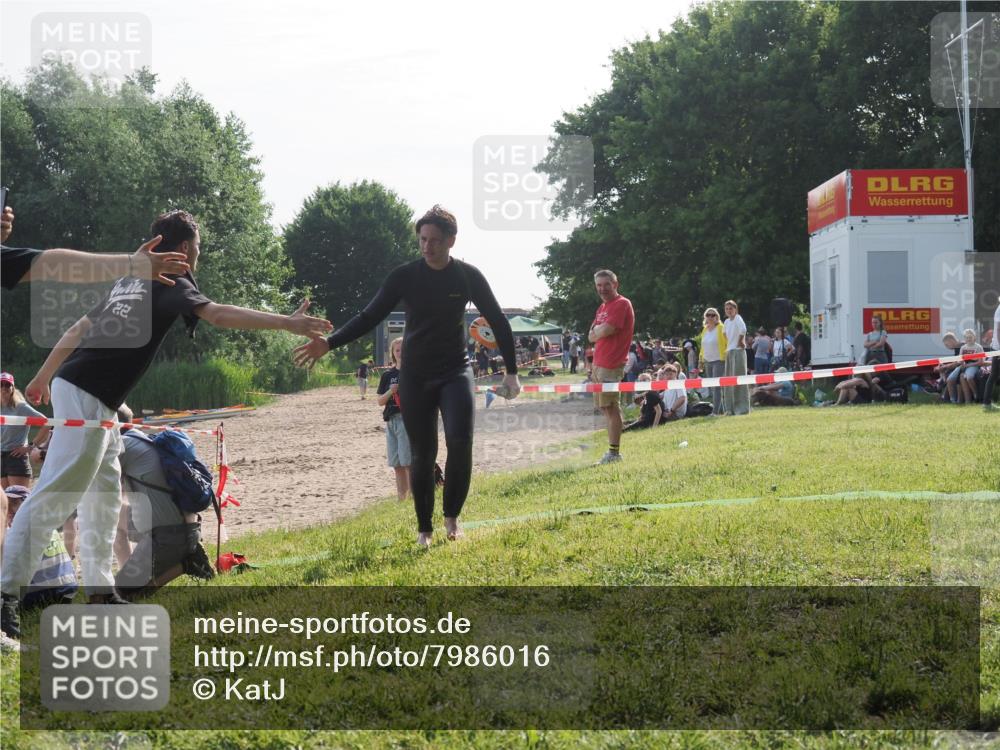 15.06.2025 - 27. Vierlanden-Triathlon KatJ http://msf.ph/oto/7986016 15.06.2025 09:00:45 Schwimmen 58 meine-sportfotos.de