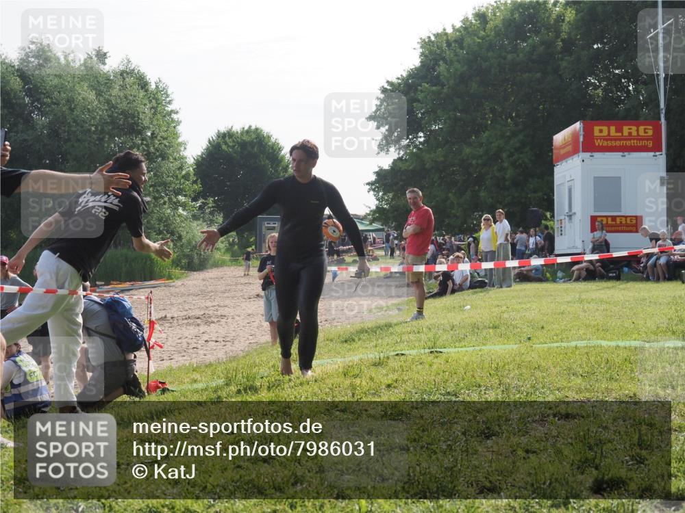 15.06.2025 - 27. Vierlanden-Triathlon KatJ http://msf.ph/oto/7986031 15.06.2025 09:00:45 Schwimmen 58 meine-sportfotos.de