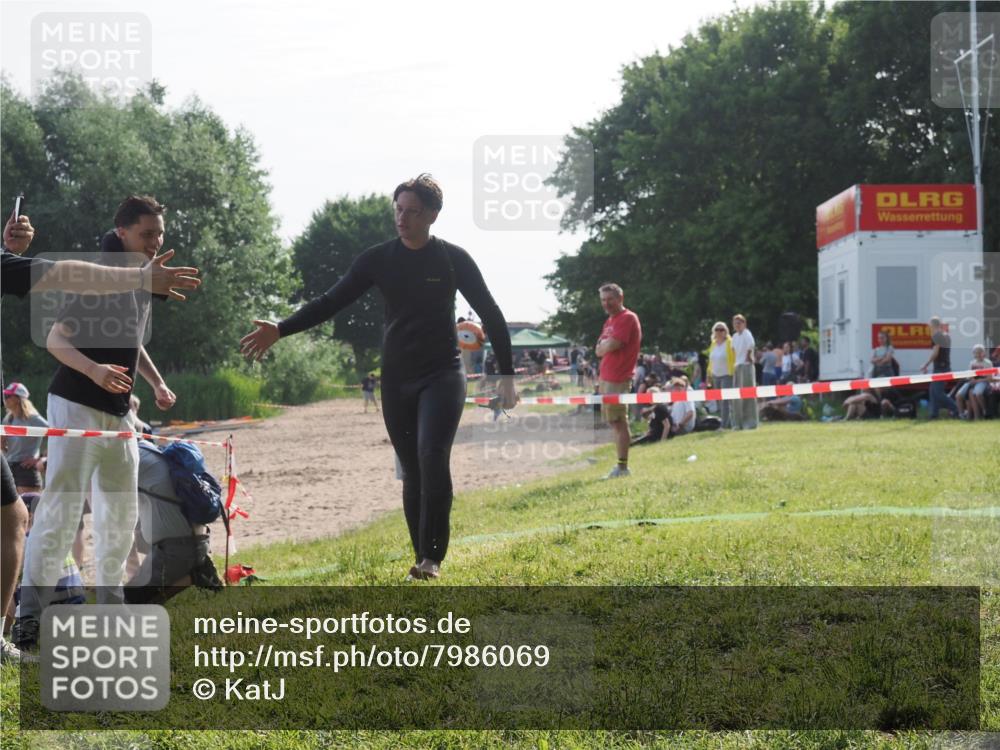 15.06.2025 - 27. Vierlanden-Triathlon KatJ http://msf.ph/oto/7986069 15.06.2025 09:00:46 Schwimmen 58 meine-sportfotos.de