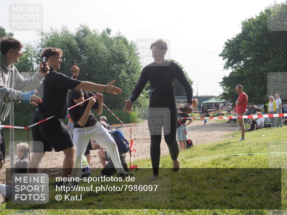 15.06.2025 - 27. Vierlanden-Triathlon KatJ http://msf.ph/oto/7986097 15.06.2025 09:00:47 Schwimmen 58 meine-sportfotos.de