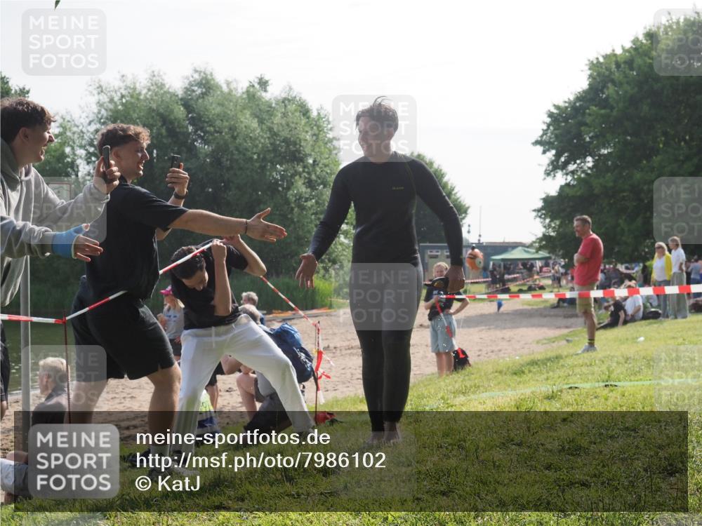 15.06.2025 - 27. Vierlanden-Triathlon KatJ http://msf.ph/oto/7986102 15.06.2025 09:00:47 Schwimmen 58 meine-sportfotos.de