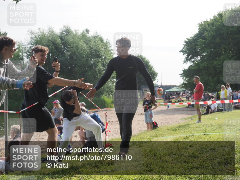 15.06.2025 - 27. Vierlanden-Triathlon KatJ http://msf.ph/oto/7986110 15.06.2025 09:00:47 Schwimmen 58 meine-sportfotos.de