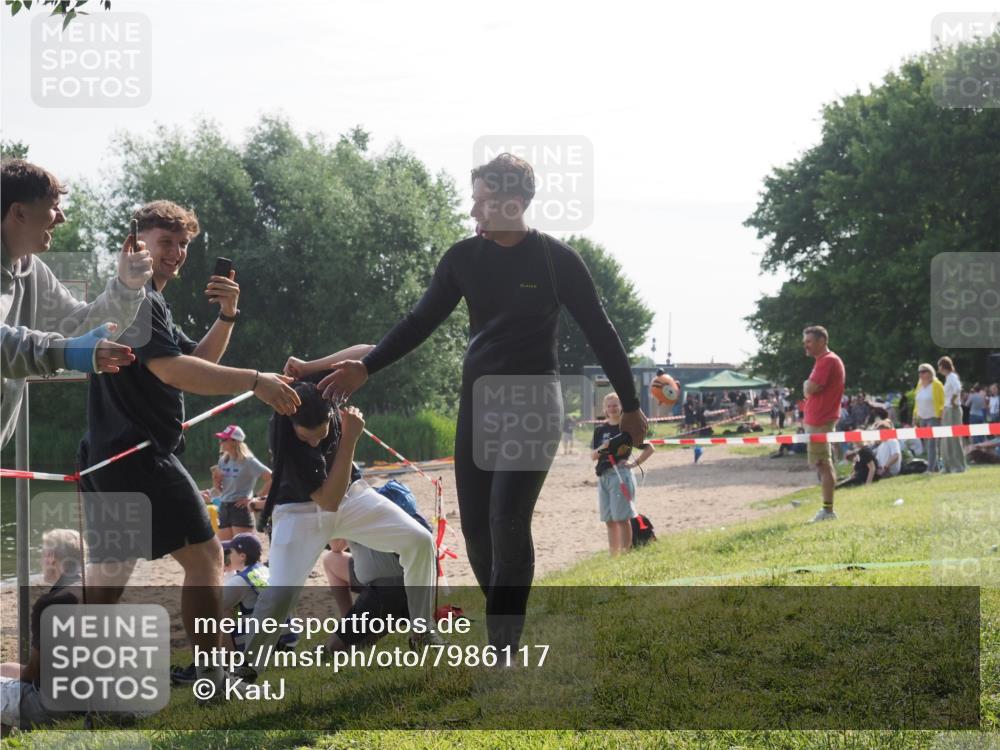 15.06.2025 - 27. Vierlanden-Triathlon KatJ http://msf.ph/oto/7986117 15.06.2025 09:00:47 Schwimmen 58 meine-sportfotos.de