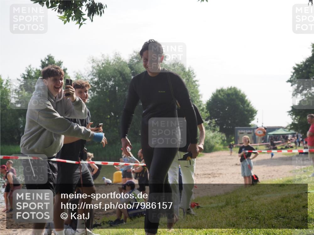 15.06.2025 - 27. Vierlanden-Triathlon KatJ http://msf.ph/oto/7986157 15.06.2025 09:00:48 Schwimmen 58, 217 meine-sportfotos.de