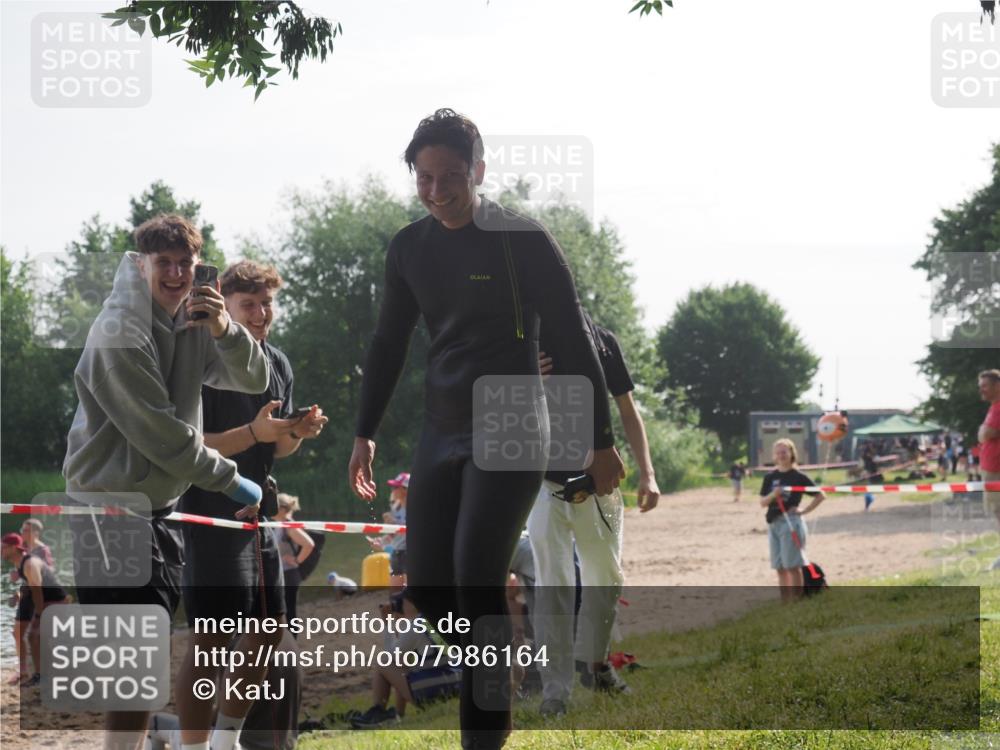 15.06.2025 - 27. Vierlanden-Triathlon KatJ http://msf.ph/oto/7986164 15.06.2025 09:00:48 Schwimmen 58, 217 meine-sportfotos.de