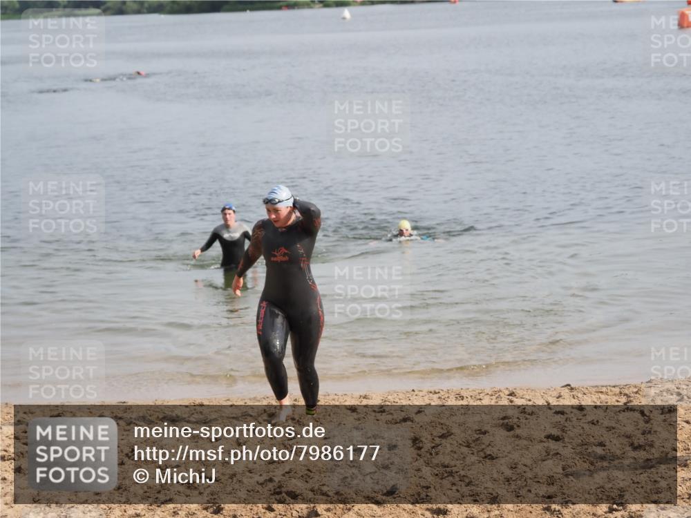 21.06.2025 - 27. Vierlanden-Triathlon MichiJ http://msf.ph/oto/7986177 15.06.2026 09:11:51 Schwimmen 229, 245 meine-sportfotos.de