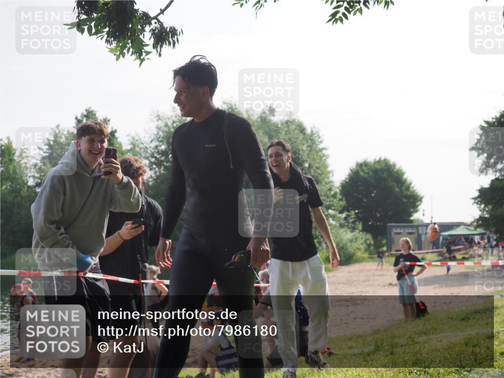 15.06.2025 - 27. Vierlanden-Triathlon KatJ http://msf.ph/oto/7986180 15.06.2025 09:00:49 Schwimmen 58, 217 meine-sportfotos.de