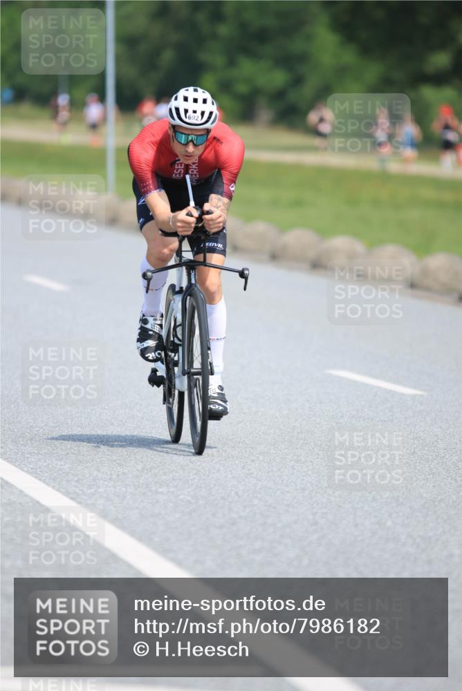 15.06.2025 - 27. Vierlanden-Triathlon H.Heesch http://msf.ph/oto/7986182 15.06.2025 11:33:49 Radfahren 238, 241, 661, 692 meine-sportfotos.de