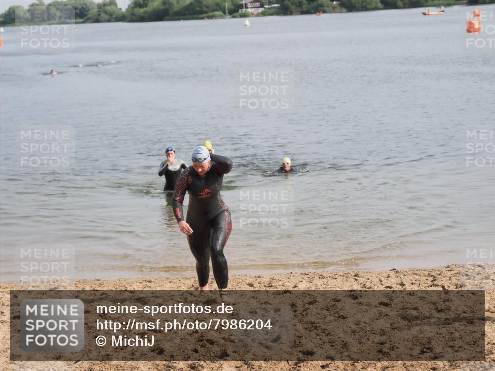 21.06.2025 - 27. Vierlanden-Triathlon MichiJ http://msf.ph/oto/7986204 15.06.2026 09:11:51 Schwimmen 229, 245 meine-sportfotos.de