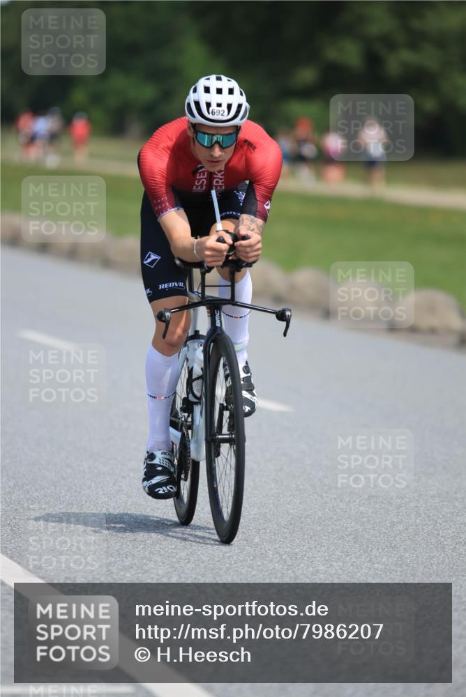 15.06.2025 - 27. Vierlanden-Triathlon H.Heesch http://msf.ph/oto/7986207 15.06.2025 11:33:50 Radfahren 238, 241, 661, 692 meine-sportfotos.de