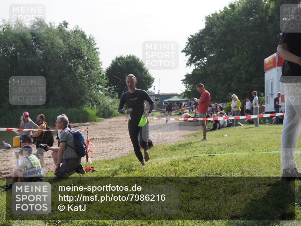 15.06.2025 - 27. Vierlanden-Triathlon KatJ http://msf.ph/oto/7986216 15.06.2025 09:00:54 Schwimmen 217 meine-sportfotos.de