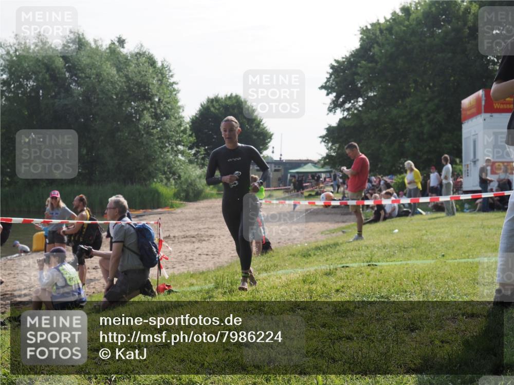 15.06.2025 - 27. Vierlanden-Triathlon KatJ http://msf.ph/oto/7986224 15.06.2025 09:00:55 Schwimmen 217 meine-sportfotos.de