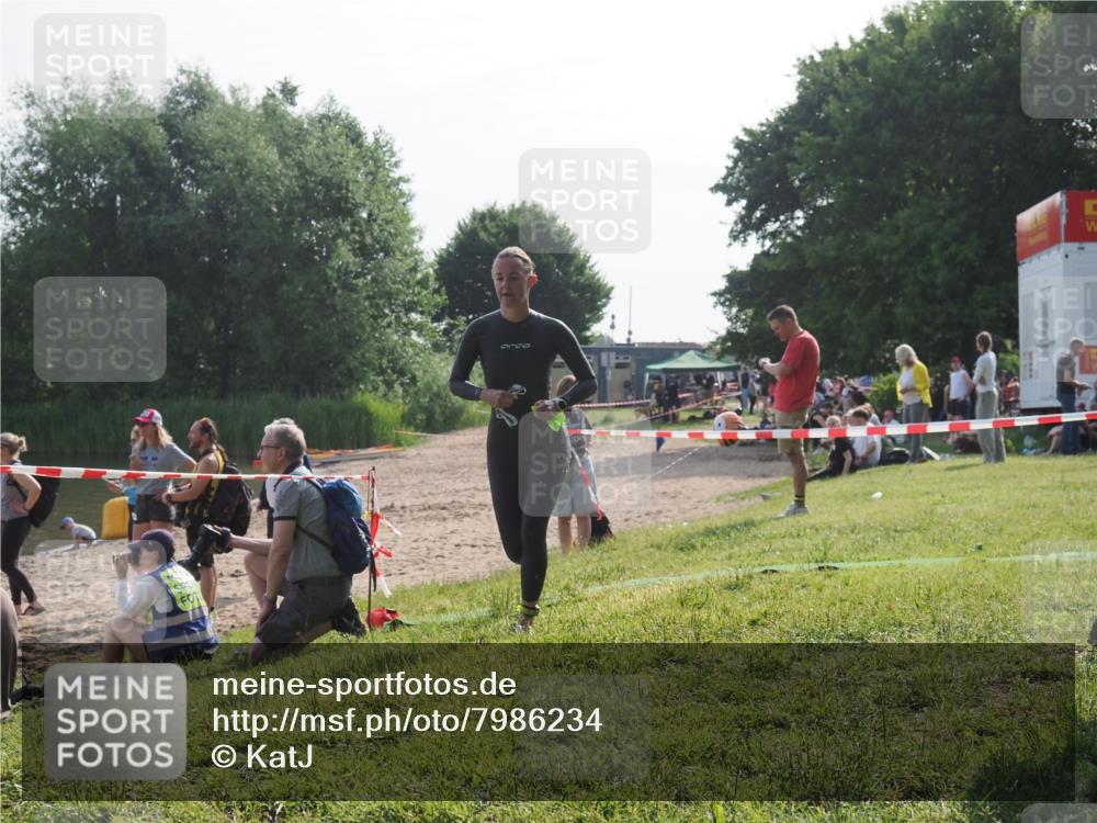 15.06.2025 - 27. Vierlanden-Triathlon KatJ http://msf.ph/oto/7986234 15.06.2025 09:00:55 Schwimmen 217 meine-sportfotos.de