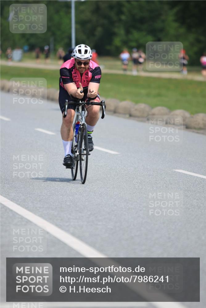 15.06.2025 - 27. Vierlanden-Triathlon H.Heesch http://msf.ph/oto/7986241 15.06.2025 11:33:54 Radfahren 221, 241, 692 meine-sportfotos.de