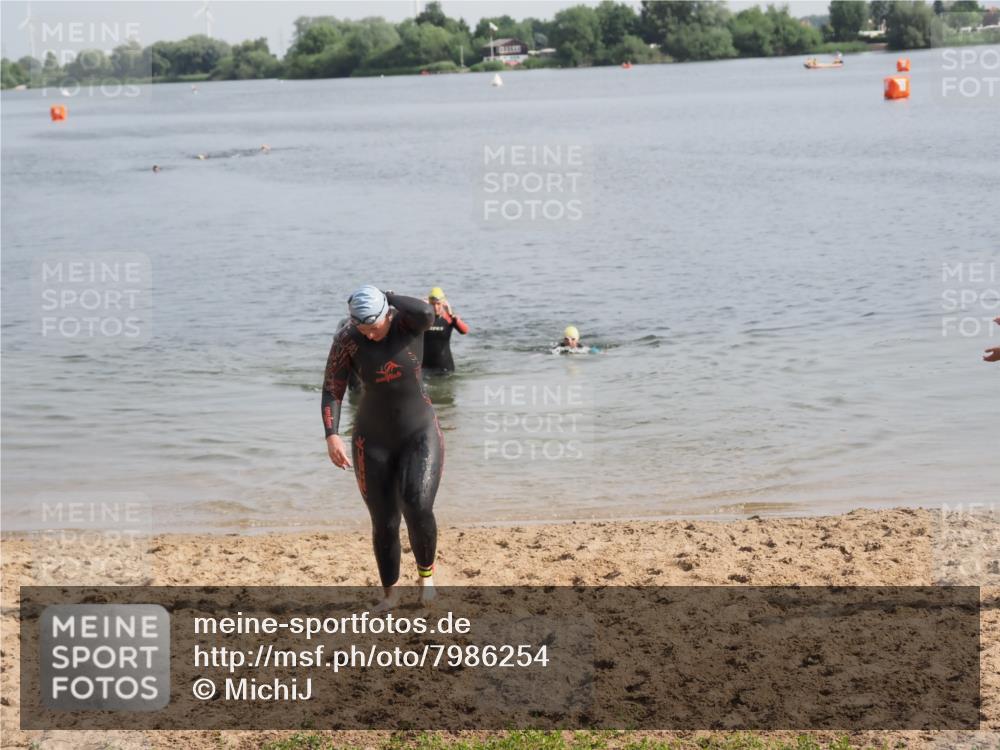 21.06.2025 - 27. Vierlanden-Triathlon MichiJ http://msf.ph/oto/7986254 15.06.2026 09:11:51 Schwimmen 229, 245 meine-sportfotos.de