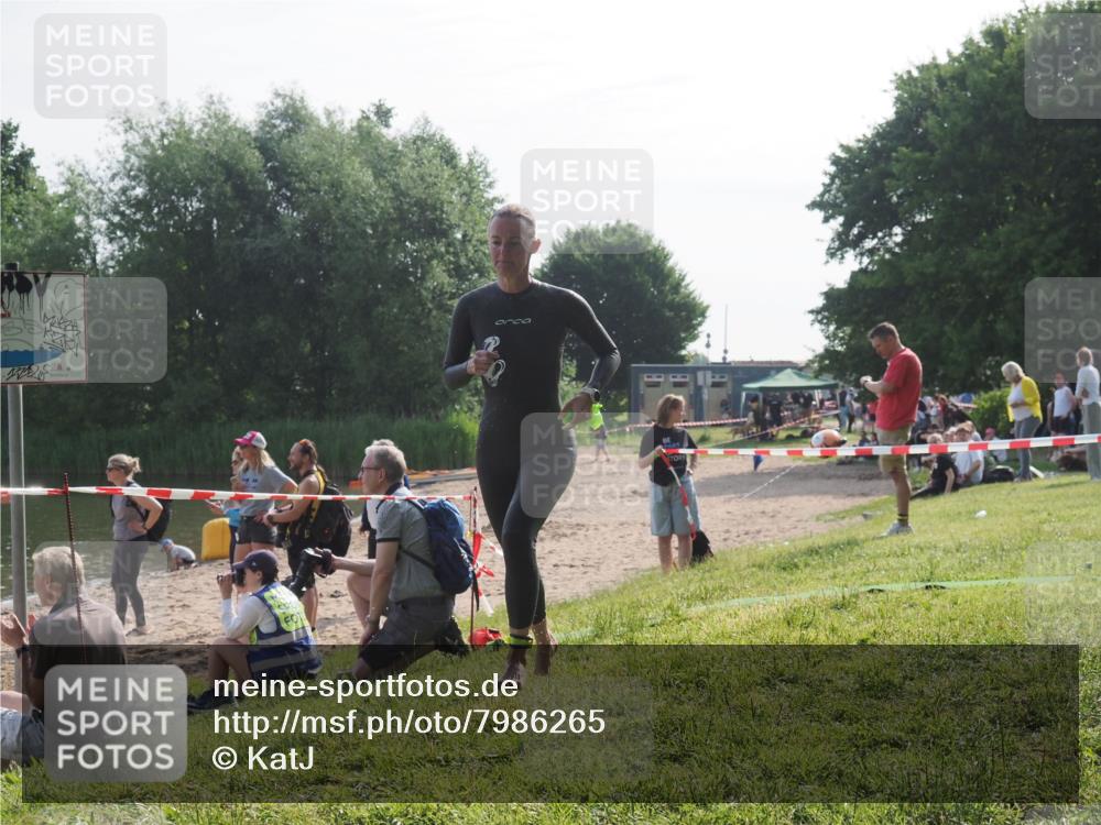 15.06.2025 - 27. Vierlanden-Triathlon KatJ http://msf.ph/oto/7986265 15.06.2025 09:00:55 Schwimmen 217 meine-sportfotos.de