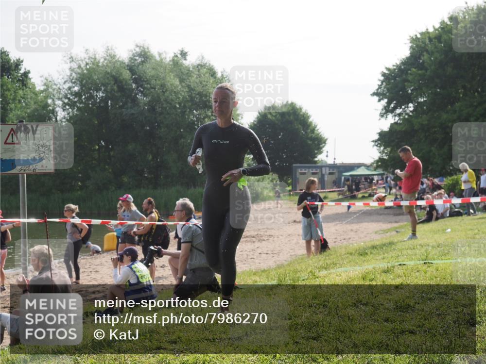 15.06.2025 - 27. Vierlanden-Triathlon KatJ http://msf.ph/oto/7986270 15.06.2025 09:00:55 Schwimmen 217 meine-sportfotos.de