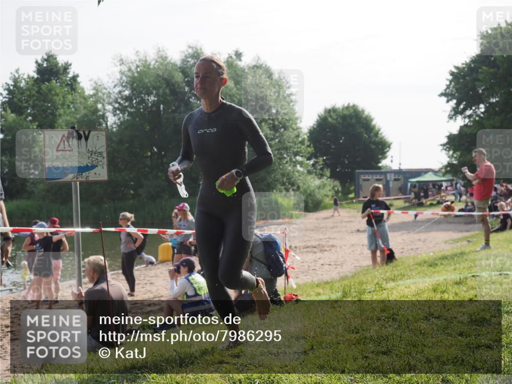 15.06.2025 - 27. Vierlanden-Triathlon KatJ http://msf.ph/oto/7986295 15.06.2025 09:00:56 Schwimmen 217 meine-sportfotos.de