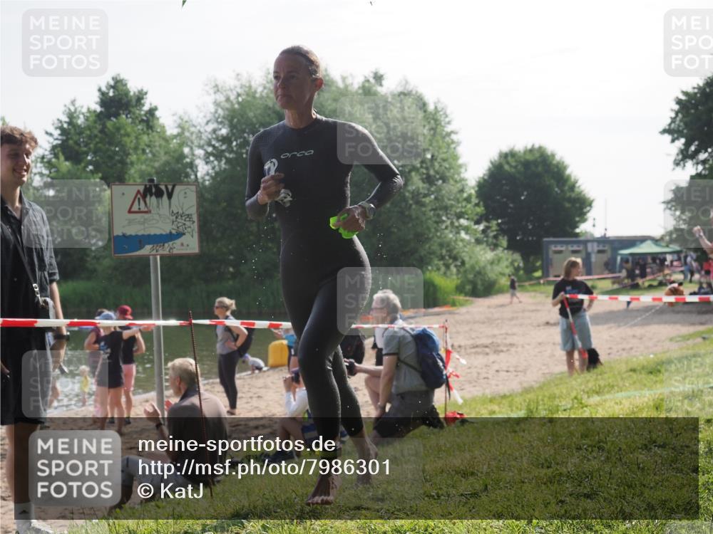 15.06.2025 - 27. Vierlanden-Triathlon KatJ http://msf.ph/oto/7986301 15.06.2025 09:00:56 Schwimmen 217 meine-sportfotos.de