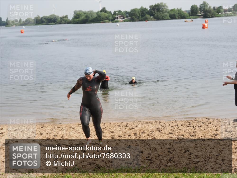 21.06.2025 - 27. Vierlanden-Triathlon MichiJ http://msf.ph/oto/7986303 15.06.2026 09:11:52 Schwimmen 229, 245 meine-sportfotos.de
