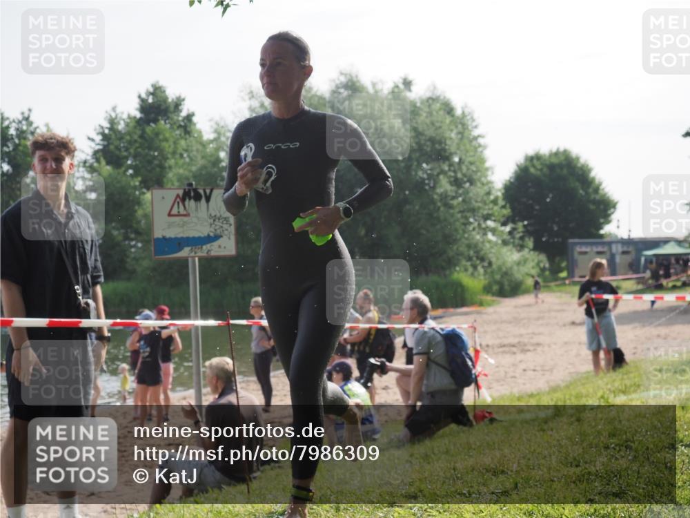 15.06.2025 - 27. Vierlanden-Triathlon KatJ http://msf.ph/oto/7986309 15.06.2025 09:00:56 Schwimmen 217 meine-sportfotos.de