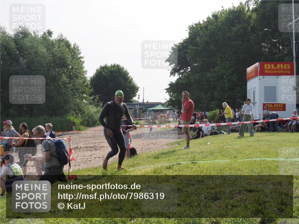15.06.2025 - 27. Vierlanden-Triathlon KatJ http://msf.ph/oto/7986319 15.06.2025 09:01:01 Schwimmen 217 meine-sportfotos.de