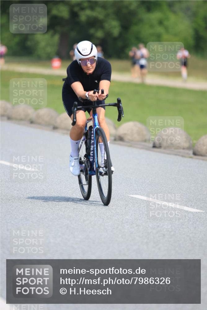 15.06.2025 - 27. Vierlanden-Triathlon H.Heesch http://msf.ph/oto/7986326 15.06.2025 11:33:59 Radfahren 221, 241 meine-sportfotos.de