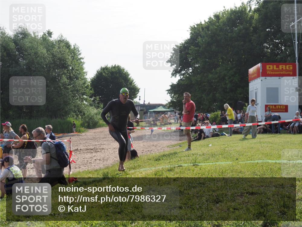 15.06.2025 - 27. Vierlanden-Triathlon KatJ http://msf.ph/oto/7986327 15.06.2025 09:01:01 Schwimmen 217 meine-sportfotos.de