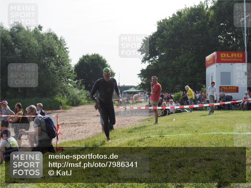 15.06.2025 - 27. Vierlanden-Triathlon KatJ http://msf.ph/oto/7986341 15.06.2025 09:01:02 Schwimmen 217 meine-sportfotos.de