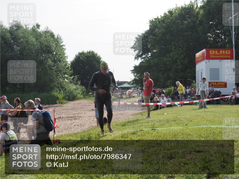 15.06.2025 - 27. Vierlanden-Triathlon KatJ http://msf.ph/oto/7986347 15.06.2025 09:01:02 Schwimmen 217 meine-sportfotos.de