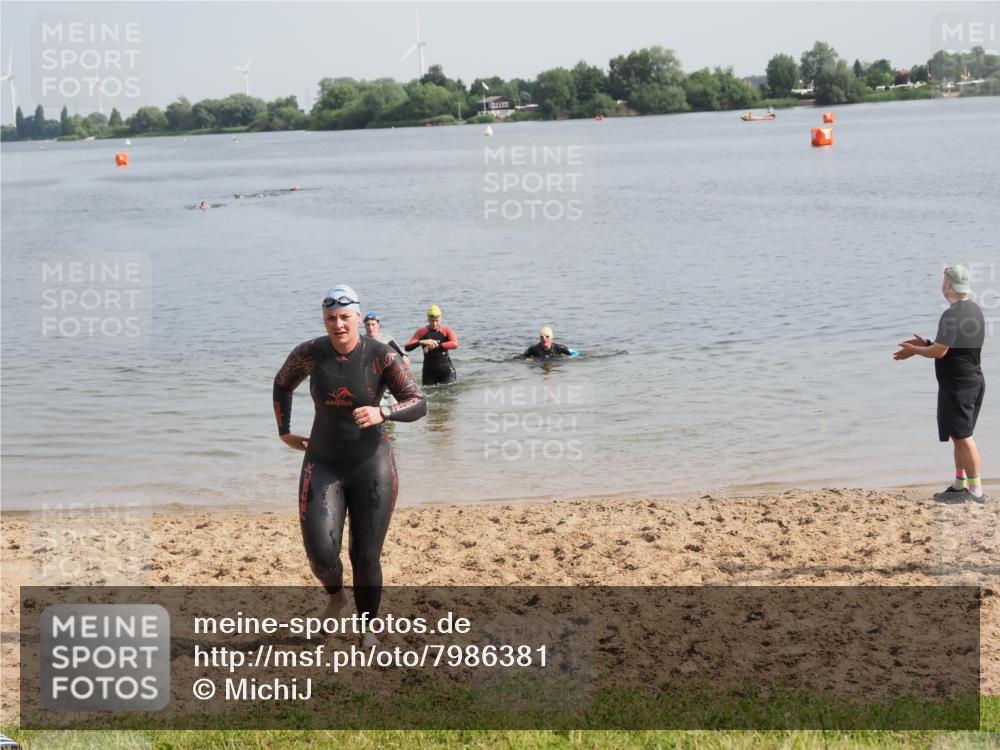 21.06.2025 - 27. Vierlanden-Triathlon MichiJ http://msf.ph/oto/7986381 15.06.2026 09:11:52 Schwimmen 229, 245 meine-sportfotos.de