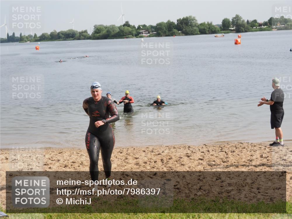 21.06.2025 - 27. Vierlanden-Triathlon MichiJ http://msf.ph/oto/7986397 15.06.2026 09:11:53 Schwimmen 229, 245 meine-sportfotos.de