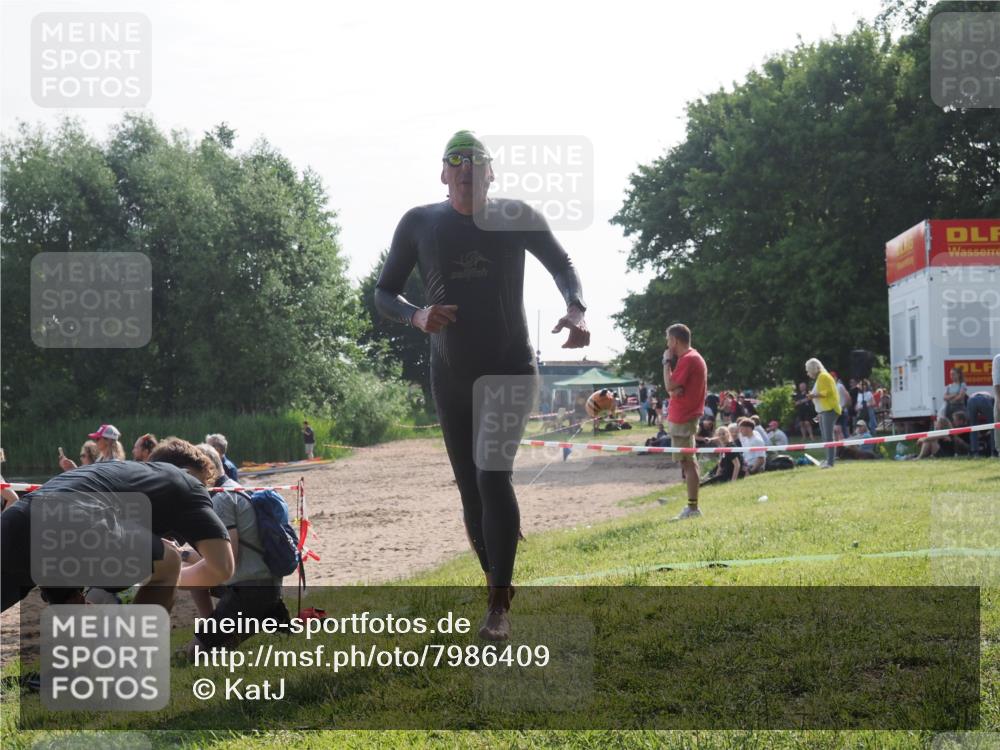 15.06.2025 - 27. Vierlanden-Triathlon KatJ http://msf.ph/oto/7986409 15.06.2025 09:01:03 Schwimmen 217 meine-sportfotos.de