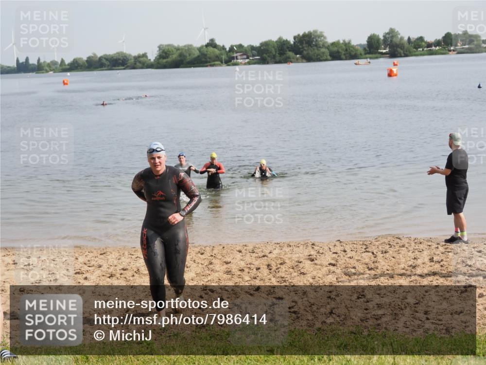21.06.2025 - 27. Vierlanden-Triathlon MichiJ http://msf.ph/oto/7986414 15.06.2026 09:11:53 Schwimmen 229, 245 meine-sportfotos.de