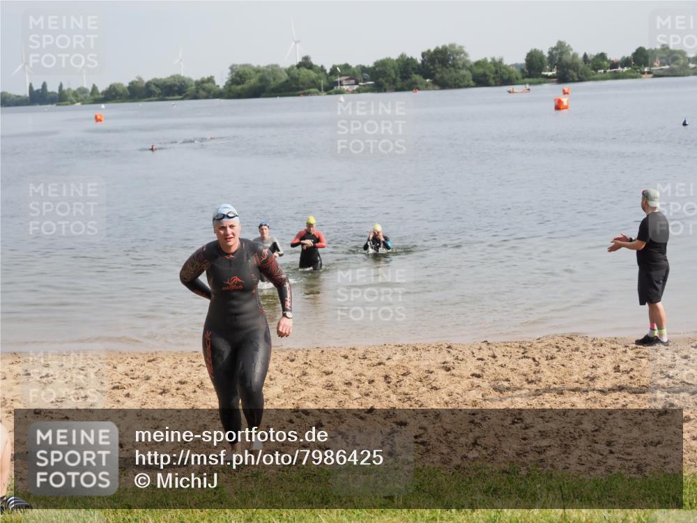 21.06.2025 - 27. Vierlanden-Triathlon MichiJ http://msf.ph/oto/7986425 15.06.2026 09:11:53 Schwimmen 229, 245 meine-sportfotos.de
