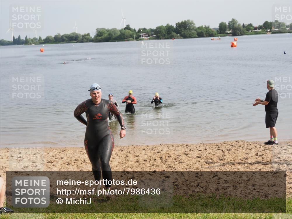 21.06.2025 - 27. Vierlanden-Triathlon MichiJ http://msf.ph/oto/7986436 15.06.2026 09:11:53 Schwimmen 229, 245 meine-sportfotos.de