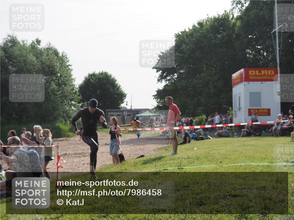15.06.2025 - 27. Vierlanden-Triathlon KatJ http://msf.ph/oto/7986458 15.06.2025 09:01:50 Schwimmen 206, 242 meine-sportfotos.de