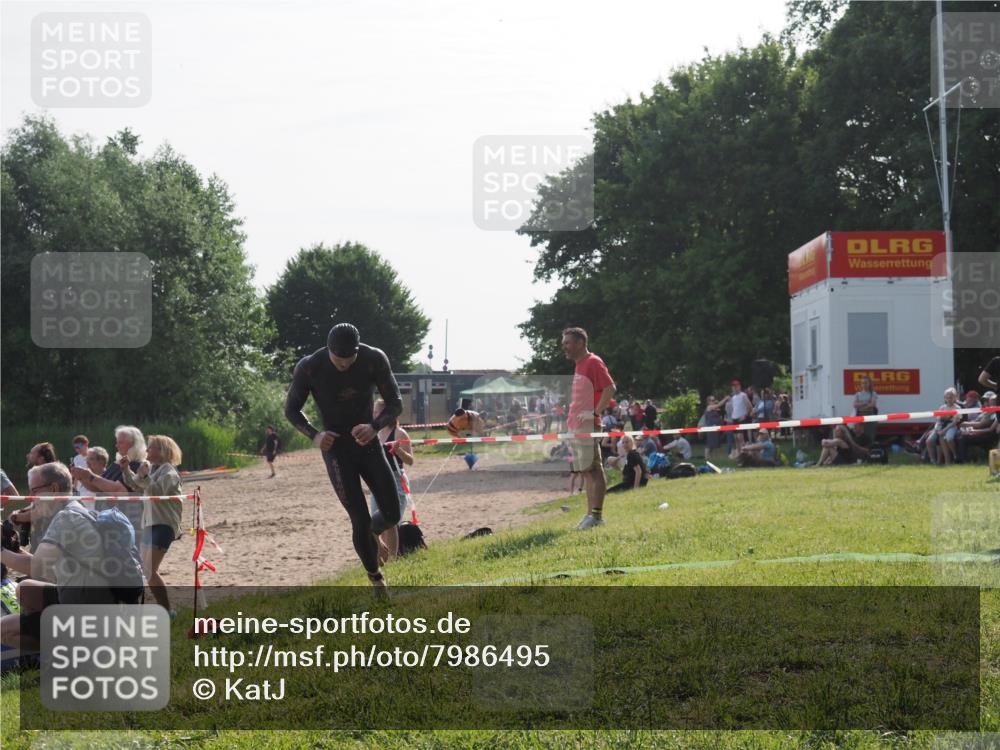 15.06.2025 - 27. Vierlanden-Triathlon KatJ http://msf.ph/oto/7986495 15.06.2025 09:01:50 Schwimmen 206, 242 meine-sportfotos.de
