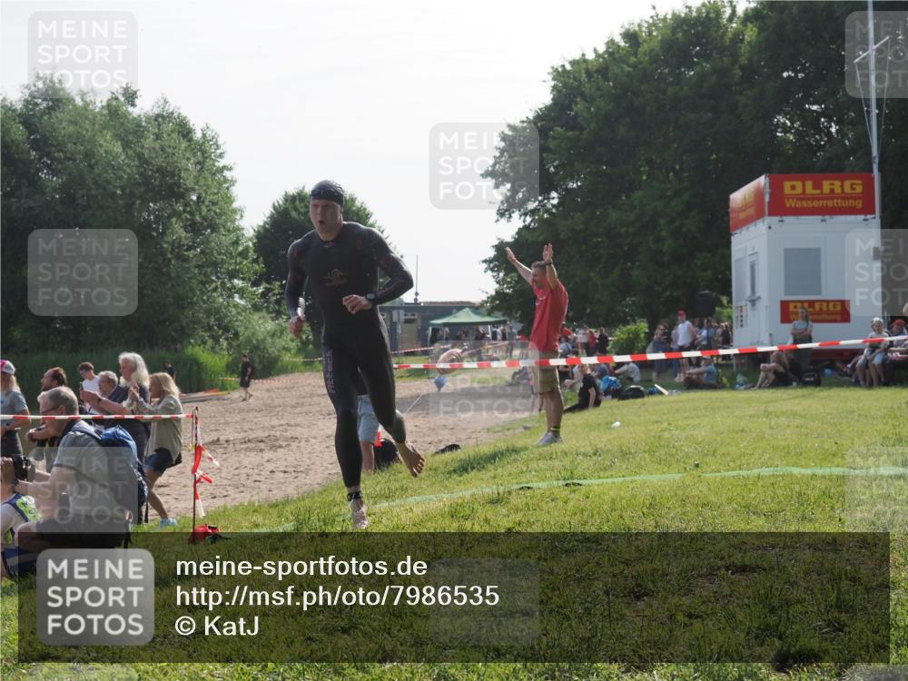 15.06.2025 - 27. Vierlanden-Triathlon KatJ http://msf.ph/oto/7986535 15.06.2025 09:01:50 Schwimmen 206, 242 meine-sportfotos.de